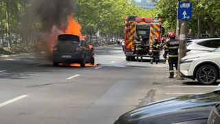 O mașină a fost cuprinsă de foc &icirc;n sectorul 3 din București. &Icirc;n autovehicul se aflau o mamă și două fetițe