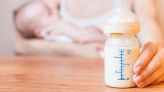 Un bebeluș și-a pierdut viața după ce a consumat lapte praf, conceput special pentru copii, care se găsește și &icirc;n Rom&acirc;nia