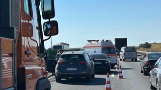 Eveniment rutier cu opt persoane pe autostrada A2! Trei mașini au fost implicate