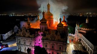 Catedrala Adormirii Maicii Domnului a fost cuprinsă de foc. Patru persoane și-au pierdut viața și alte 23 au ajuns la spital