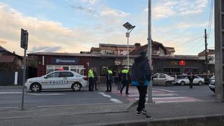 O femeie de 59 de ani și-a pierdut viața după ce a fost acroșată de o mașină &icirc;n Curtea de Argeș. Victima traversa regulamentar strada