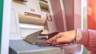 Proiect de lege: Schimbări la bancomat. Rom&acirc;nii vor putea să retragă orice sumă de la orice bancomat, fără să aibă sume prestabilite