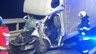 Un bărbat și-a pierdut viața pe A1, Sibiu-Sebeș, după ce a intrat cu autoutilitara &icirc;ntr-un TIR