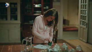 Rezumat episodul 44 „Fata de la fereastră”, difuzat în 5 decembrie la Kanal D: Hayri se hotărăște să se întoarcă în satul în care a crescut, iar acest lucru o dărâmă pe Nalan