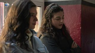 Rezumat episodul 29 „O nouă șansă”, difuzat în 12 martie 2026 la Kanal D: Oamenii lui Servet dau buzna în casa lui Gizem și o amenință să le dea toți banii pe care aceasta i-a găsit