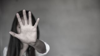 Senatul a adoptat legea privind prevenirea și combaterea femicidului. Proiectul merge la Camera Deputaților