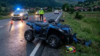 Un tânăr de 27 de ani care conducea un ATV şi-a pierdut viața, iar alte trei persoane au fost rănite, în urma impactului cu o mașină