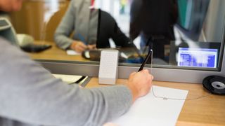 Cursul valutar a înregistrat un nou record miercuri, 17 decembrie 2025. Cât valorează moneda euro și dolarul american