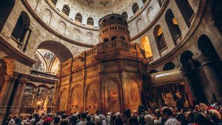 La ce oră ajunge Lumina Sfântă de la Ierusalim în București. Biserica Sfântului Mormânt a fost redeschisă după 40 de zile de restricții din cauza conflictului din Orientul Mijlociu