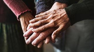 Ce trebuie să faci să poți încasa pensia direct pe card: Documentul pe care trebuie să îl depui la bancă și la CNPP