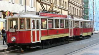 Doi elevi români au fost accidentați de un tramvai în Praga. Unul dintre aceștia a ajuns la spital în comă