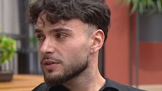 Doamne, ce a putut spune Valentin despre Daniela la hotel! „Umbli cu... Vezi mai mult