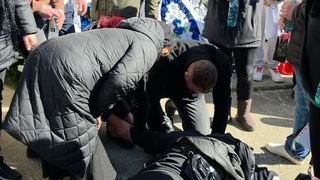 DOAMNE FEREȘTE! A LEȘINAT în fața bisericii mama lui... Vezi mai mult