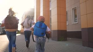 Copiii rom&acirc;ni care locuiesc &icirc;n Spania ar putea primi o alocație de 200 de euro lunar