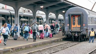 Trenuri suplimentare spre litoral de 1 Mai 2026. Cum vor circula și ce reduceri oferă CFR Călători