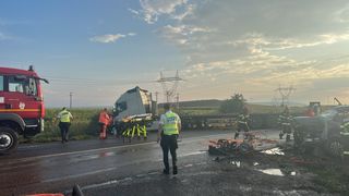 Șase persoane, printre care trei copii, au ajuns la spital după ce un camion plin cu butelii a intrat &icirc;ntr-un autoturism, &icirc;n județul Neamț