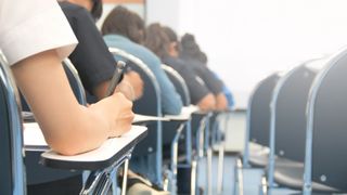 Carduri educaționale 2026-2027. Cine sunt elevii care urmează să primească ajutorul de 500 de lei