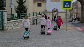 Modificări de ultimă oră la alocațiile copiilor. Anunțul făcut de premierul Rom&acirc;niei Ilie Bolojan pentru 2026