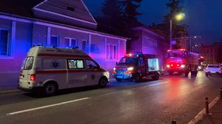 Doi adolescenți, &icirc;n v&acirc;rstă de 14 și 15 ani, au ajuns la spital după ce au căzut cu o trotinetă electrică, &icirc;n Aiud. Unul dintre ei este &icirc;n stare gravă