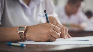 Ce se va &icirc;nt&acirc;mpla cu bursele elevilor pe perioada vacanțelor. Anunțul lui Ilie Bolojan: &bdquo;Vom răm&acirc;ne pe actualul sistem&rdquo;