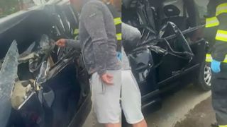 Un autoturism a fost grav avariat după ce a fost atins de cupa unui excavator. Șoferul a fost transportat de urgență la spital