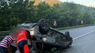 Autoturism răsturnat pe DN17, &icirc;n Mureșenii B&acirc;rgăului. &Icirc;n evenimentul rutier au fost implicate patru persoane