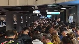 BREAKING NEWS Panică la metrou! Circulația este oprită după ce o femeie a leșinat  pe peron