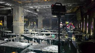 Cel puțin 27 de persoane și-au pierdut viața după ce un club din Bangkok fost cuprins de foc. Zeci de persoane se află &icirc;n stare gravă la spital