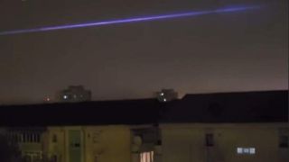 Fenomen neobișnuit pe cerul din Baia Mare! O lumină albastră bizară a semănat panică printre locuitori