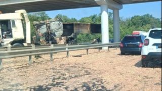 Trafic blocat pe A1 București &ndash; Pitești! Un TIR &icirc;ncărcat cu pui a lovit un pod de pe autostradă