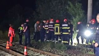 O femeie a fost strivită de tren, iar fetița pe care o ținea de m&acirc;nă a scăpat &icirc;n mod miraculos, la Petroșani