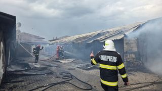 17 locuințe sociale au fost &icirc;nghițite de foc, la Orăștie! Ce se &icirc;nt&acirc;mplă cu locatarii &icirc;n aceste momente