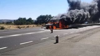 Un microbuz a fost cuprins de foc pe o stradă din Brăila. Un altul a fost mistuit &icirc;n județul Bacău, &icirc;n aceeași zi