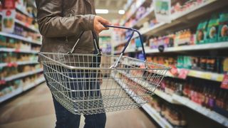 Rafturi goale &icirc;n supermarketuri, benzinării fără carburant și cursuri online &icirc;n universități. Este criză de aprovizionare &icirc;n Italia