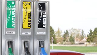 Preț carburanți luni, 16 martie 2026: Prețul benzinei și al motorinei continuă să crească și azi