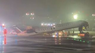 BREAKING NEWS Un avion s-a ciocnit cu un vehicul pe un aeroport din New York. Turnul de control: &bdquo;Ne-am ocupat de o urgență&rdquo;&nbsp;
