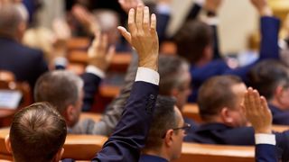 Cabinetul propus de Adrian Veștea a fost respins. Nicușor Dan este obligat să convoace din nou partidele politice pentru consultări