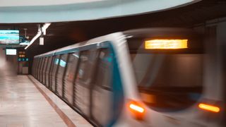 Incident grav la metrou, duminică dimineața. Bucăți din tavan s-au desprins și au căzut pe un vagon, &icirc;n stația Piața Unirii 2