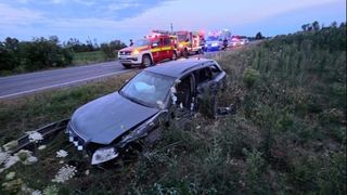 Incident rutier grav &icirc;n Timiș! Un bărbat a ajuns de urgență la spital, după impactul dintre un autoturism și un autotren