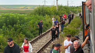 Doi bărbați și-au pierdut viața după ce mașina &icirc;n care se aflau a fost acroșată de un tren &icirc;n județul Iași