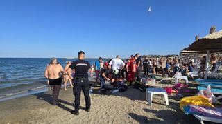 Un bărbat de 80 de ani și-a pierdut viața &icirc;n stațiunea Neptun. Acesta a fost scos din apă &icirc;n stop cardiorespirator