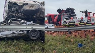 Un bărbat și pierdut viața, iar altul a ajuns la spital după ce un TIR &icirc;ncărcat cu cărămizi s-a răsturnat peste mașina &icirc;n care se aflau