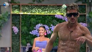 Emanuel, show de excepție &icirc;n &bdquo;Casa Iubirii&rdquo;. Cum a reușit concurentul să le cucerească pe fete: &bdquo;&Icirc;mi dai palpitații&rdquo;