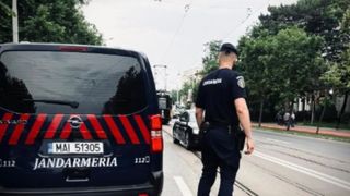 Un echipaj al Jandarmeriei a intervenit de urgență &icirc;n zona Parcului Copou din Iași, după ce o persoană a fost găsită &icirc;ntinsă pe carosabil. Aceasta fusese implicată &icirc;ntr-un eveniment rutier