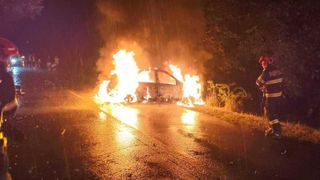 Mașină cuprinsă de foc după ce a intrat &icirc;ntr-un copac, &icirc;n județul Argeș. Un t&acirc;năr de 21 de ani a ajuns la spital