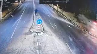 Un șofer de 25 de ani a sărit cu mașina peste un sens giratoriu. Evenimentul rutier a fost surprins de camerele de luat vederi