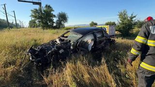 BREAKING NEWS Un bărbat și-a pierdut viața după ce autoturismul pe care &icirc;l conducea a fost acroșat de un tren, &icirc;n județul Suceava