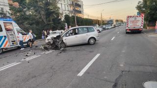 Incident rutier &icirc;ntre două mașini, &icirc;n Galați! &Icirc;n ce stare se află victimele