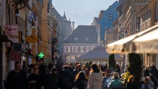 C&acirc;t costă să petreci Crăciunul 2026 la munte. C&acirc;ți bani trebuie să scoată din buzunar o familie cu un copil pentru trei nopți de cazare &icirc;n Brașov, Predeal sau Sinaia
