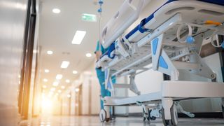 Cine este bărbatul de 85 de ani care a intrat &icirc;n comă după ce a fost scăpat de pe targă, la un spital din Ploiești. Acesta fusese internat pe Secția de Ortopedie